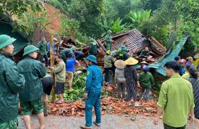 Thành phố Vinh ngập sau mưa lớn 