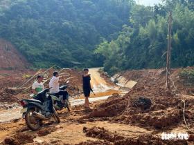 Cuộc gọi của vợ và quyết định giữa đêm giúp tài xế thoát chết vụ lở núi đẩy 32 người xuống suối