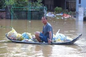 Tình nguyện chuyển hàng cứu trợ trong rốn lũ 