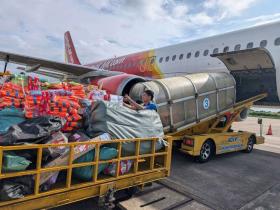 Vietjet đến với đồng bào vùng bão lũ  第3张