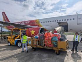 Vietjet đến với đồng bào vùng bão lũ  第4张