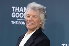 Jon Bon Jovi ngăn người phụ nữ nhảy cầu  第2张