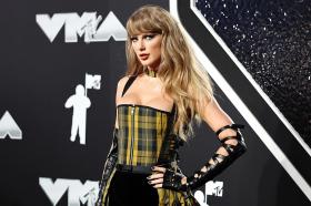 Taylor Swift và Lisa đọ dáng gợi cảm trên thảm đỏ VMAs 2024