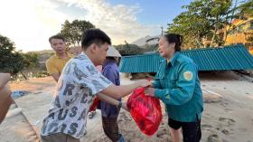 Quang Thắng tới Lào Cai ủng hộ đồng bào, Tự Long phát quà cho trẻ em vùng ngập lụt  第2张