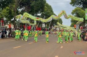 Du khách mãn nhãn với con rồng dài 120m uốn lượn trên đường phố Đắk Lắk  第1张