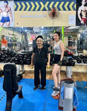 Cụ bà 96 tuổi chăm tập gym  第1张