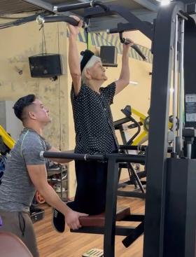 Cụ bà 96 tuổi chăm tập gym  第2张