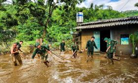 Người lính &quot;quân hàm xanh&quot; sát cánh cùng nhân dân Bát Xát khắc phục hậu quả mưa lũ  第1张