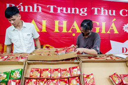 Bánh trung thu Trung Quốc siêu khủng đổ bộ, hàng ‘thượng hạng’ giá rẻ bèo