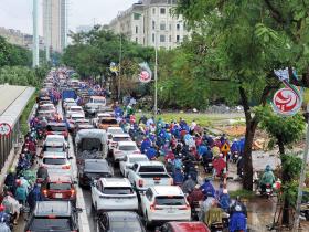 Đường phố Hà Nội tắc kinh hoàng, &quot;không lối thoát&quot; sau mưa lớn sáng đầu tuần