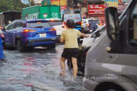 Đường phố Hà Nội tắc kinh hoàng, &quot;không lối thoát&quot; sau mưa lớn sáng đầu tuần