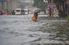 Đường phố Hà Nội tắc kinh hoàng, &quot;không lối thoát&quot; sau mưa lớn sáng đầu tuần