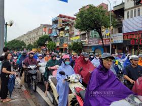 Đường phố Hà Nội tắc kinh hoàng, &quot;không lối thoát&quot; sau mưa lớn sáng đầu tuần