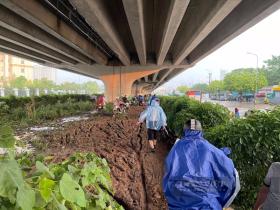 Đường phố Hà Nội tắc kinh hoàng, &quot;không lối thoát&quot; sau mưa lớn sáng đầu tuần  第12张