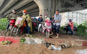 Đường phố Hà Nội tắc kinh hoàng, &quot;không lối thoát&quot; sau mưa lớn sáng đầu tuần  第19张