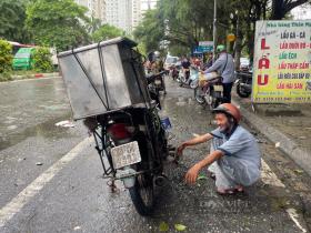 Người Hà Nội khốn đốn di chuyển trong mưa ngập, đủ mọi cách cũng không &quot;thoát kiếp nạn&quot;... hỏng xe  第2张