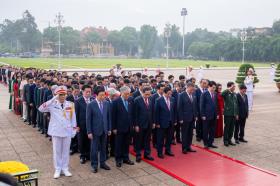 Các đồng chí lãnh đạo Đảng, Nhà nước và đại biểu Quốc hội vào Lăng viếng Chủ tịch Hồ Chí Minh