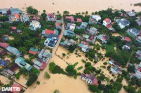 Dân ven sông Lèn trắng đêm trực lũ, nhọc nhằn dọn bùn lầy vì mất điện