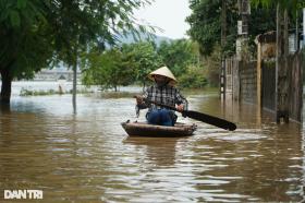 Dân ven sông Lèn trắng đêm trực lũ, nhọc nhằn dọn bùn lầy vì mất điện