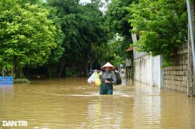 Dân ven sông Lèn trắng đêm trực lũ, nhọc nhằn dọn bùn lầy vì mất điện