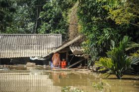 Bơi thuyền cứu trợ người dân bị cô lập do mưa lũ