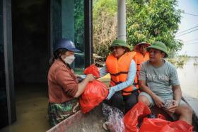 Bơi thuyền cứu trợ người dân bị cô lập do mưa lũ