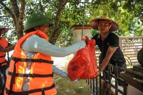 Bơi thuyền cứu trợ người dân bị cô lập do mưa lũ