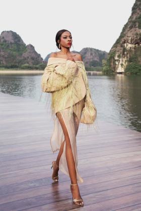 H&#x27;Hen Niê, Ngọc Châu đi bè trên sông, catwalk ở danh thắng Tràng An  第1张