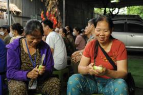 Những tình nguyện viên “đặc biệt” tại “Bữa Cơm Yêu Thương” 