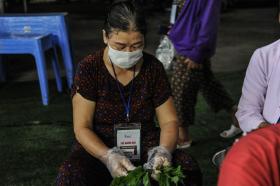 Những tình nguyện viên “đặc biệt” tại “Bữa Cơm Yêu Thương” 