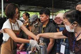 Những tình nguyện viên “đặc biệt” tại “Bữa Cơm Yêu Thương” 