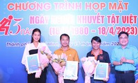  Chàng trai Long An may vá, thêu thùa, nấu ăn thoăn thoắt chỉ bằng 2 ngón tay 